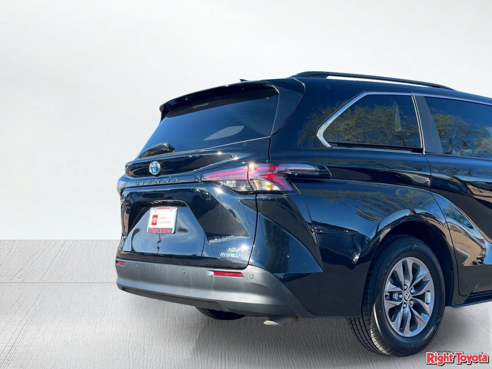 Certified 2024 Toyota Sienna XLE FWD image 12