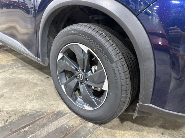 Used 2024 Nissan Rogue SV AWD/4WD image 3