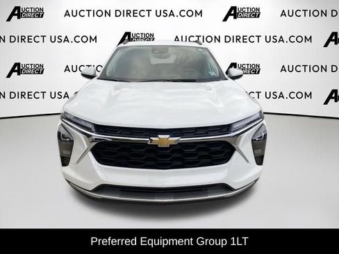 Used 2025 Chevrolet Trax LT FWD image 2