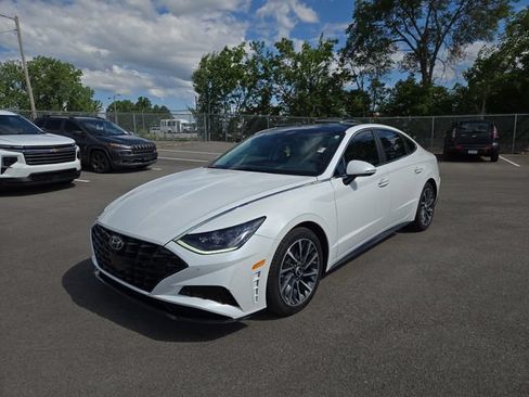 Used 2022 Hyundai Sonata Limited w/ Preferred Accessory Package FWD image 2