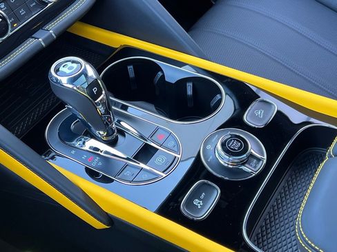 Used 2025 Bentley Bentayga image 35