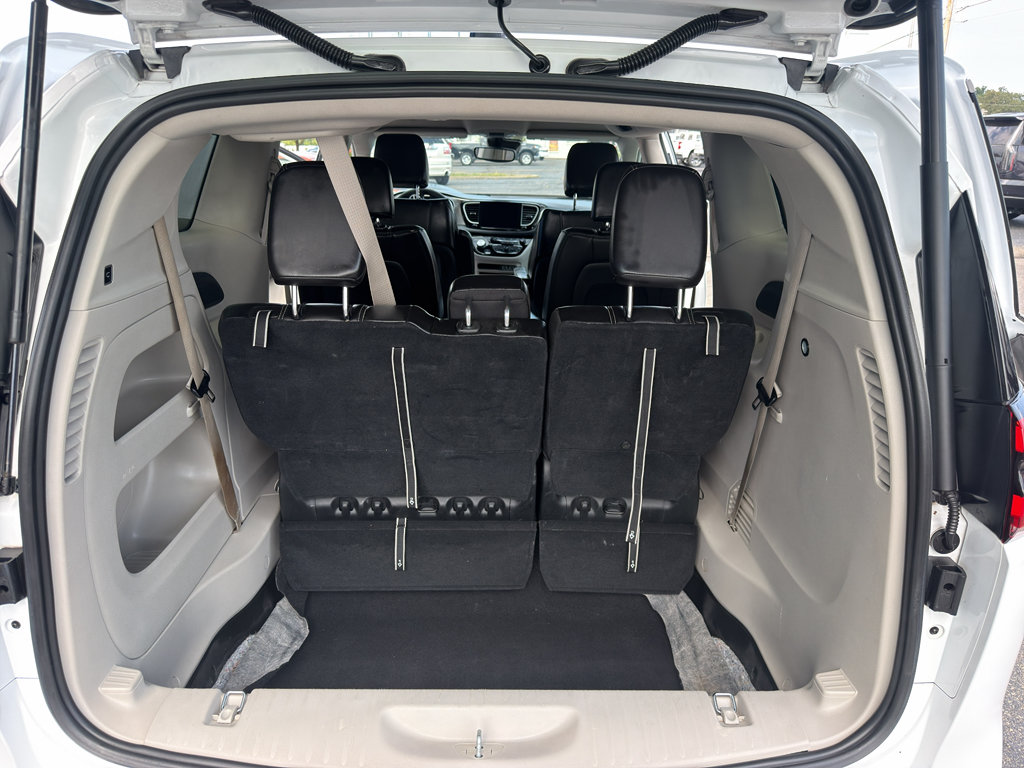 Used 2023 Chrysler Pacifica Touring-L FWD image 8
