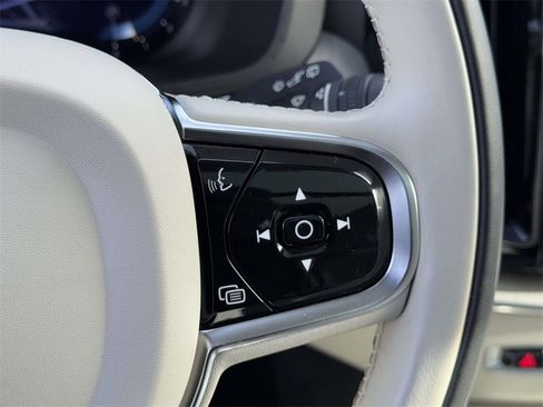 Used 2023 Volvo XC60 B5 Plus image 20