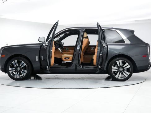 Used 2022 Rolls-Royce Cullinan image 3