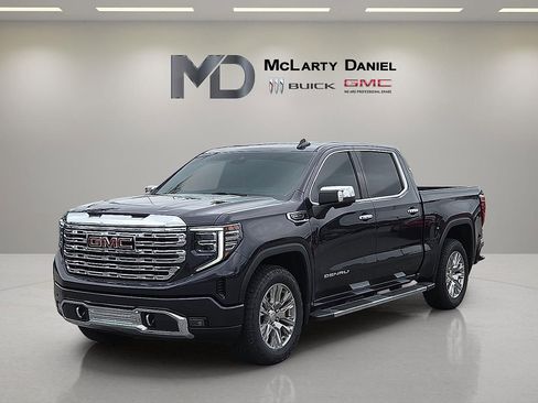 Used 2023 GMC Sierra 1500 Denali w/ Technology Package AWD/4WD image 2