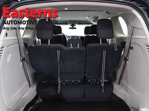 Used 2022 Chrysler Voyager LX FWD image 9