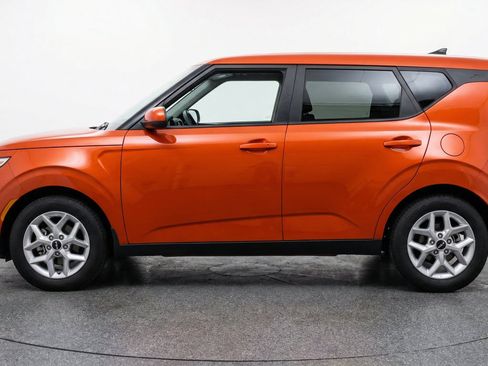 Used 2025 Kia Soul LX w/ LX Technology Package FWD image 5