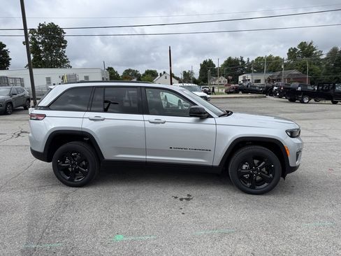 New 2025 Jeep Grand Cherokee Limited w/ Black Appearance Package image 5