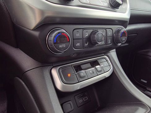 Used 2023 GMC Acadia SLT w/ Elevation Edition image 16