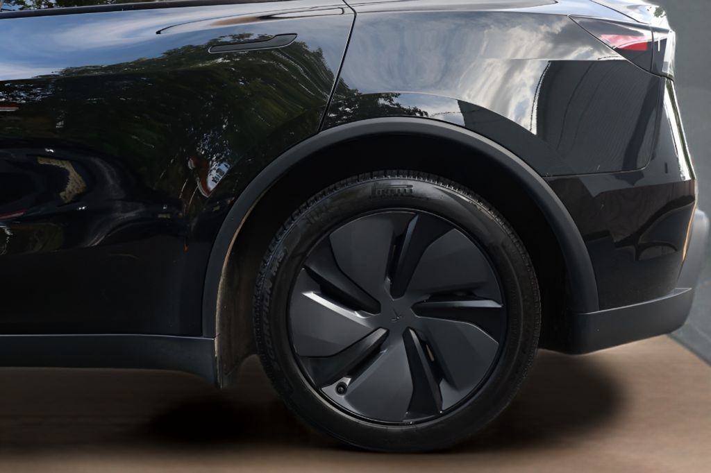 Used 2026 Tesla Model Y Long Range RWD image 7