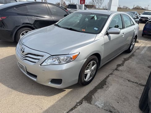 Used 2010 Toyota Camry LE image 1