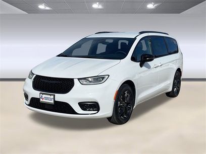 New 2026 Chrysler Pacifica Select w/ S Appearance Package