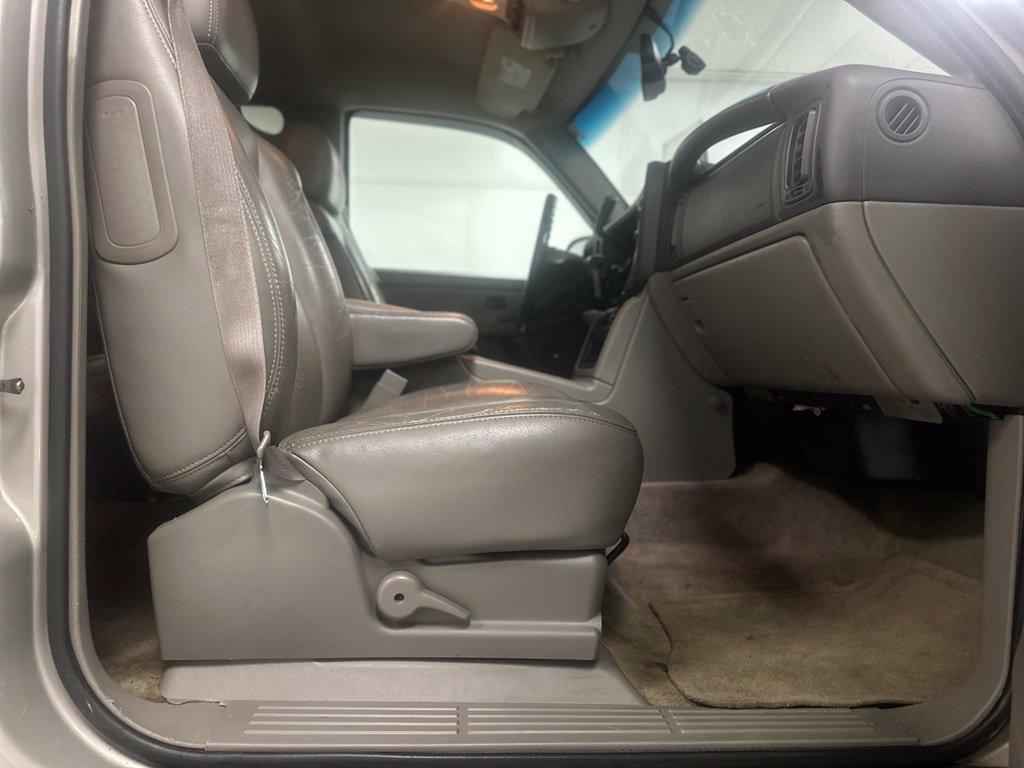 Used 2006 Chevrolet Suburban LS w/ Smart Select Package RWD image 21