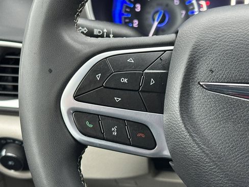 Used 2024 Chrysler Pacifica Touring-L image 26