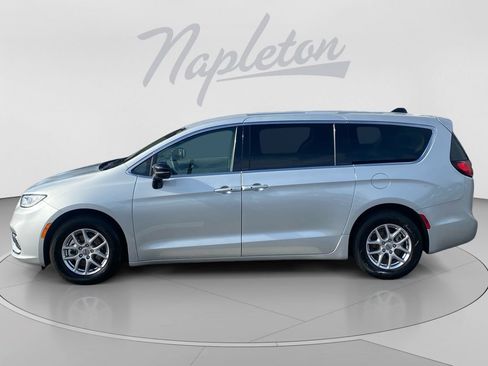 Used 2024 Chrysler Pacifica Touring-L FWD image 2