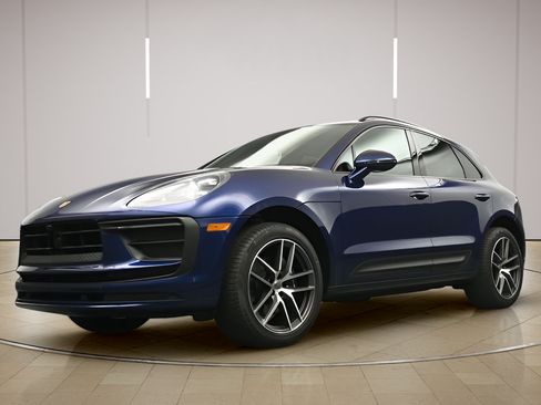 Certified 2025 Porsche Macan AWD/4WD image 29