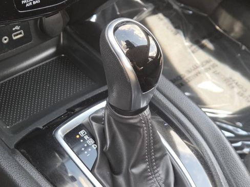 Used 2020 Nissan Rogue SV FWD image 27