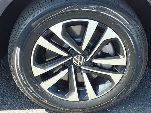 Certified 2024 Volkswagen Tiguan S image 9