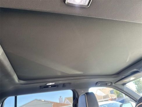 Used 2022 GMC Yukon XL SLT w/ SLT Premium Package image 13