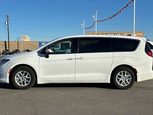 Used 2023 Chrysler Voyager LX FWD image 11