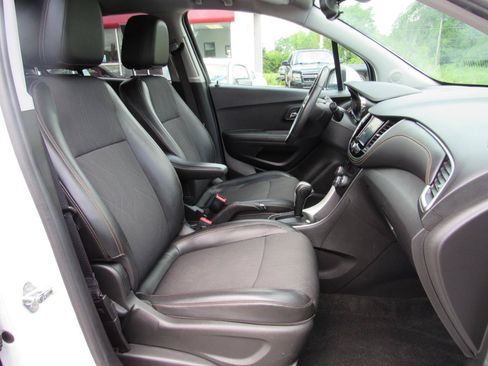 Used 2017 Chevrolet Trax LT w/ LT Convenience Package AWD/4WD image 6