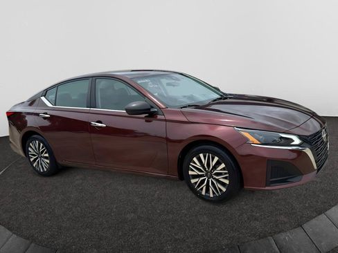 Used 2024 Nissan Altima 2.5 SV FWD image 3