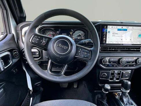 Used 2024 Jeep Wrangler Unlimited AWD/4WD image 9