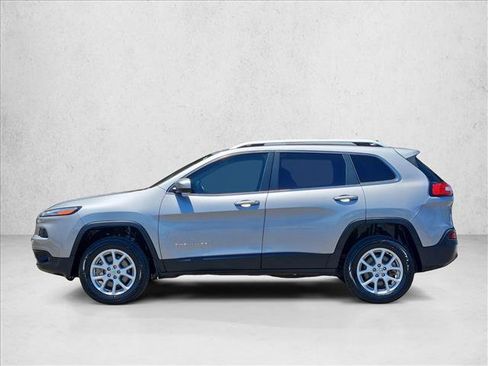 Used 2018 Jeep Cherokee Latitude Plus w/ Cold Weather Group AWD/4WD image 5