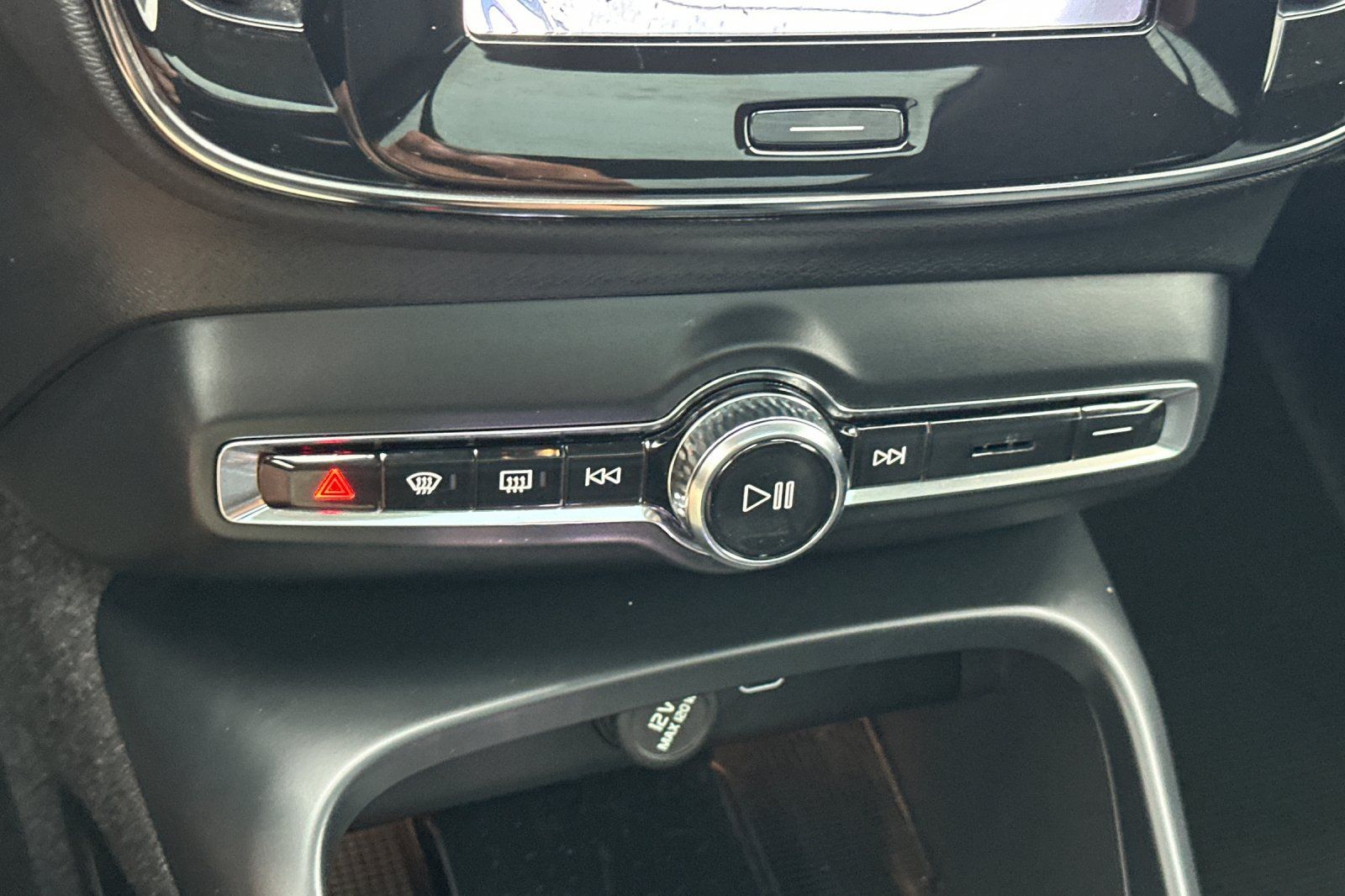 Certified 2024 Volvo XC40 B5 Plus w/ Climate Package AWD/4WD image 25