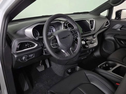 New 2026 Chrysler Pacifica Select image 15