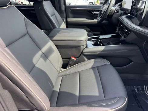 New 2026 Chevrolet Suburban Premier AWD/4WD image 8