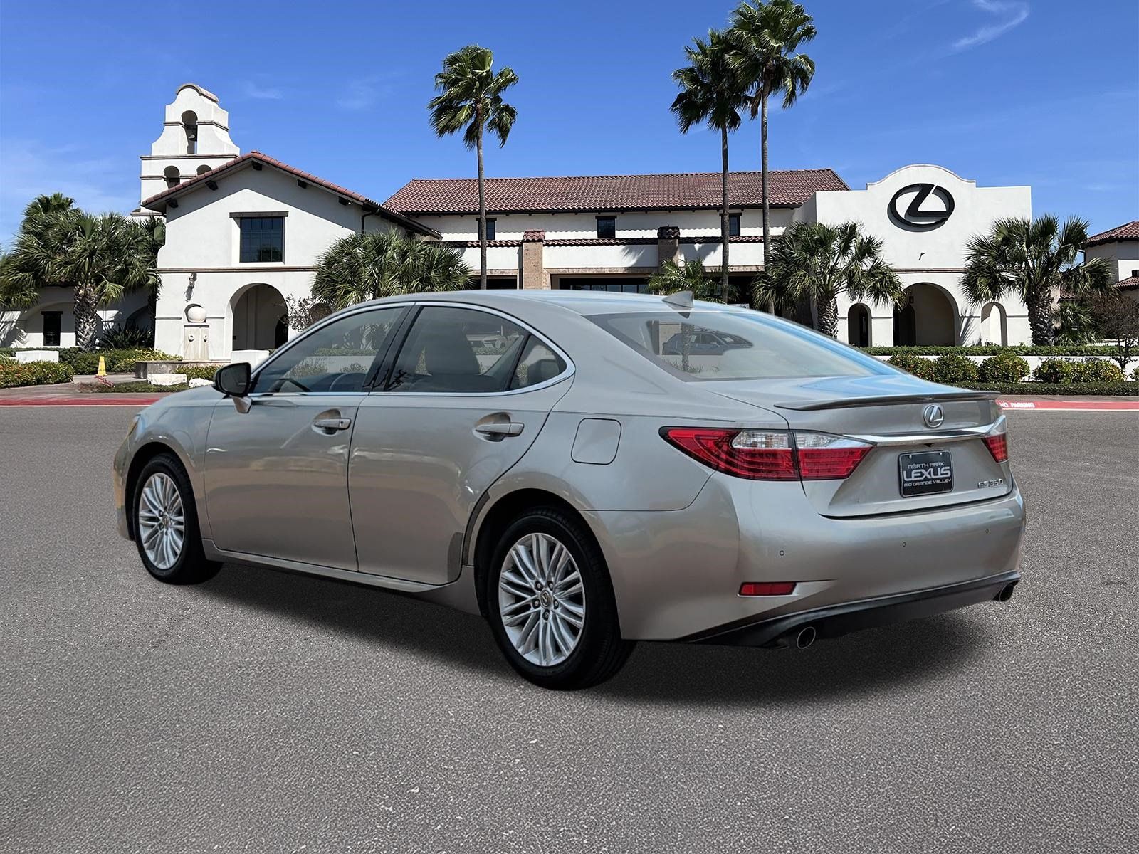 Used 2015 Lexus ES 350 w/ Luxury Package FWD image 4