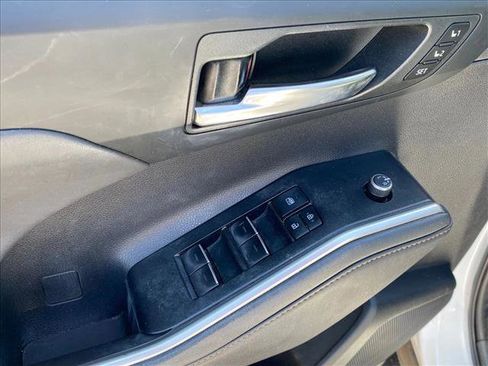 Used 2022 Toyota Highlander Bronze Edition FWD image 23