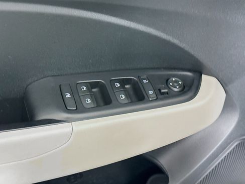 Used 2025 Hyundai Venue SEL FWD image 15