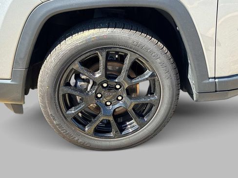 Certified 2022 Jeep Compass Latitude w/ Sun and Sound Group AWD/4WD image 19
