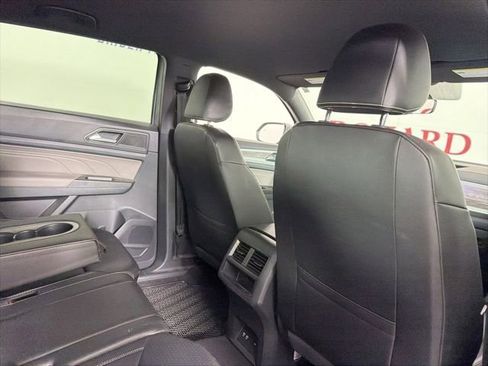Used 2022 Volkswagen Atlas Cross Sport SE FWD image 19