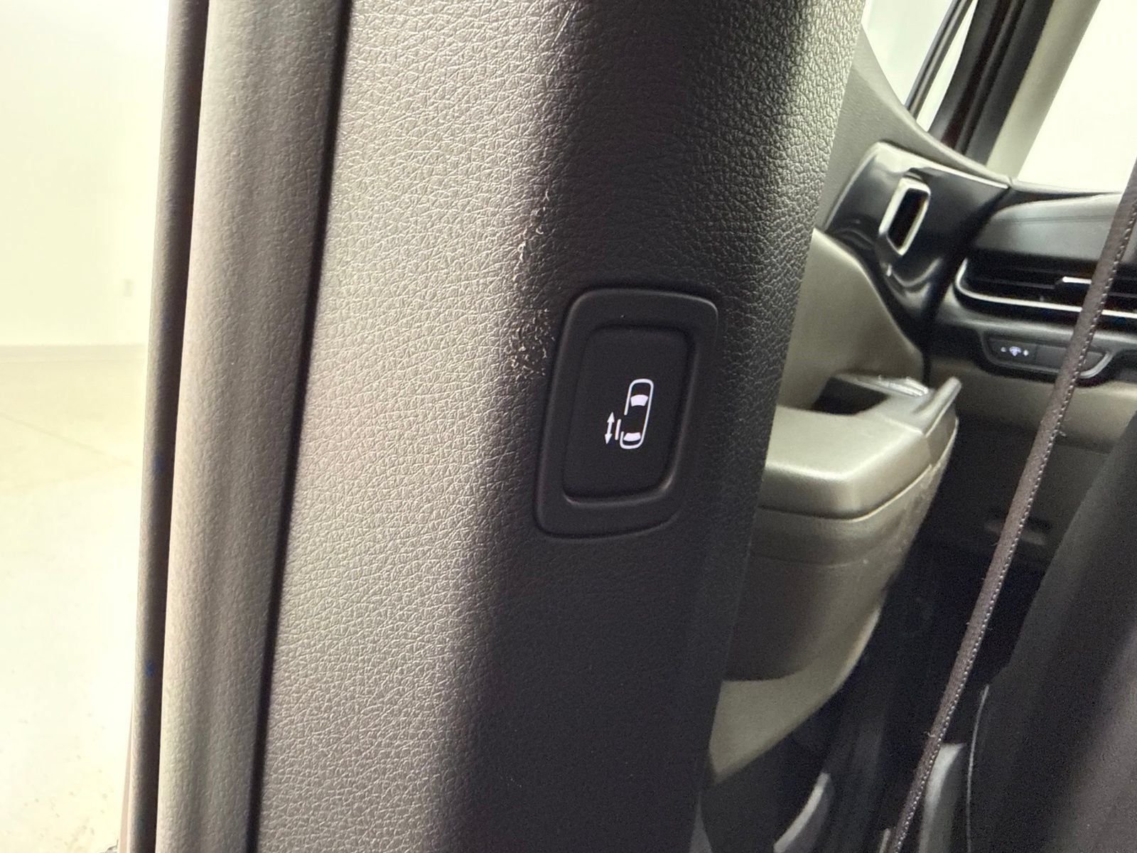Used 2025 Kia Carnival FWD image 25