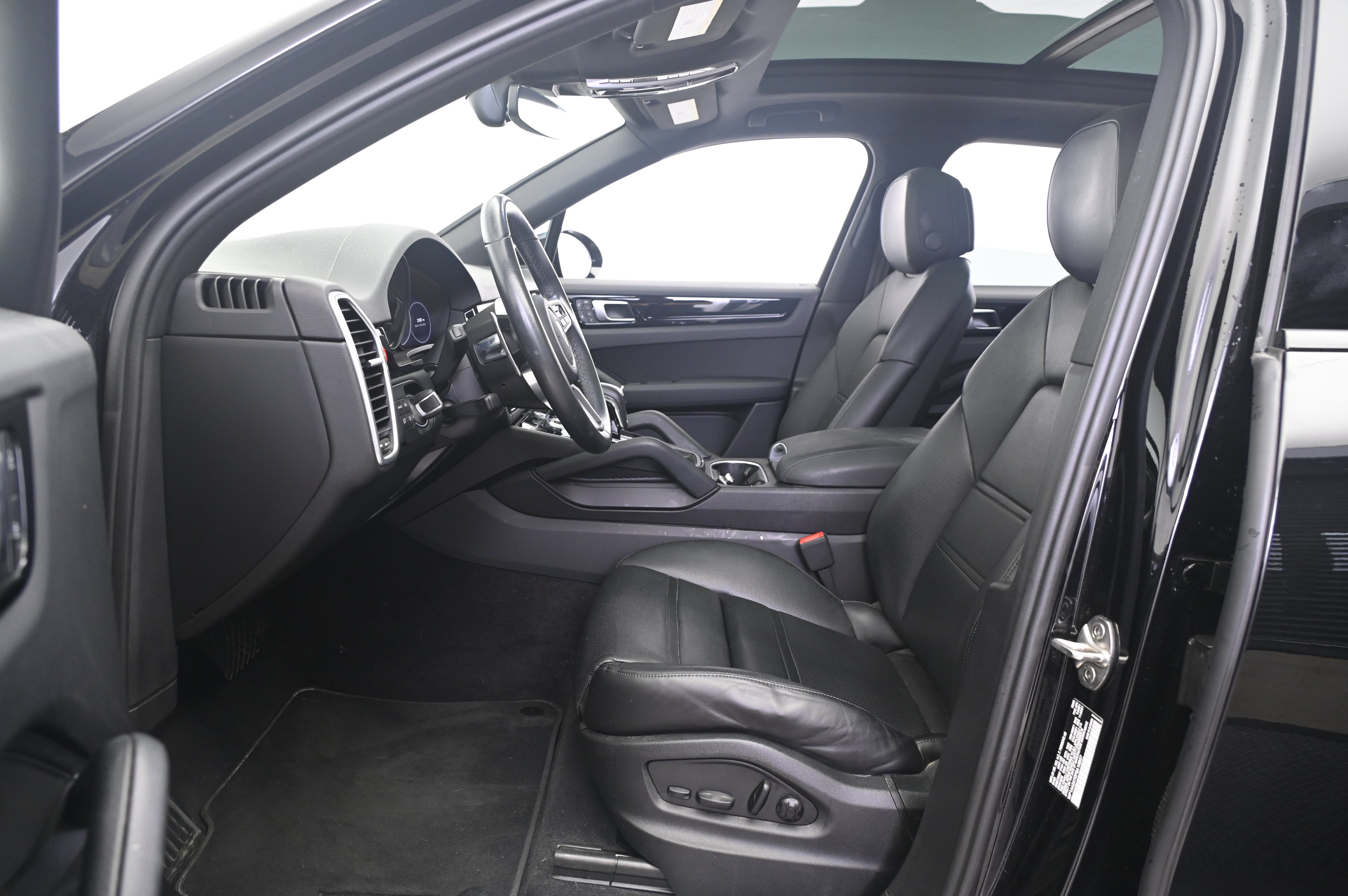 Certified 2023 Porsche Cayenne AWD/4WD image 29