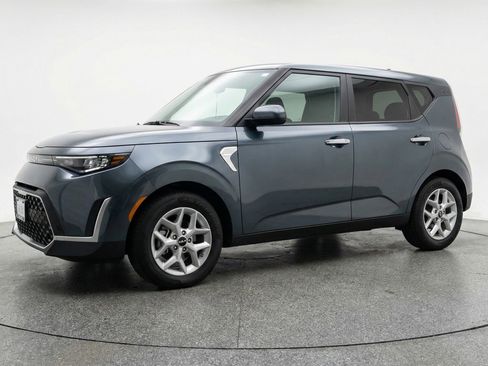 Used 2025 Kia Soul LX w/ LX Technology Package FWD image 3