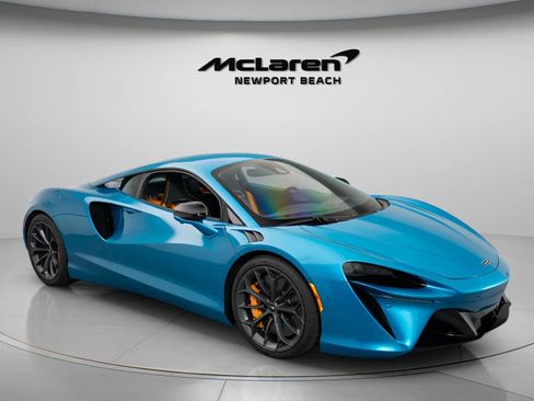 Used 2023 McLaren Artura RWD image 23