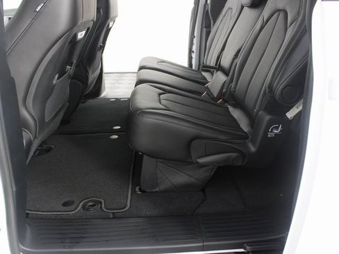 New 2026 Chrysler Pacifica Select image 18