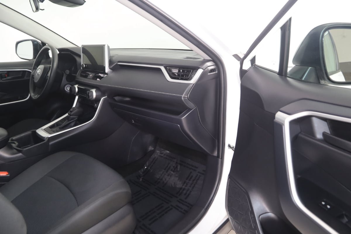 Used 2025 Toyota RAV4 LE AWD/4WD image 32