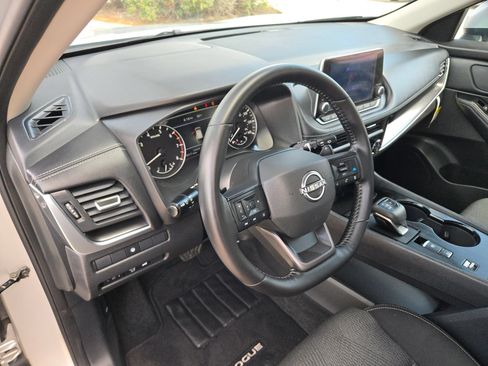 Used 2025 Nissan Rogue SV FWD image 10