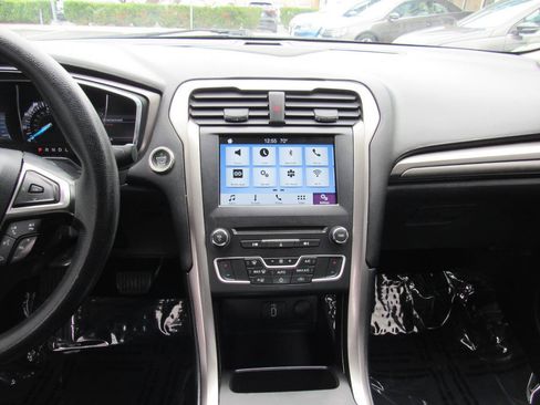 Used 2017 Ford Fusion SE w/ Fusion SE Technology Package FWD image 22