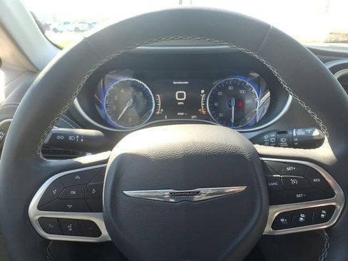 Used 2023 Chrysler Pacifica Touring-L image 18