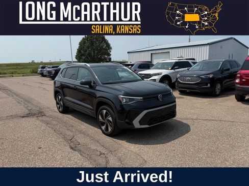 Used 2025 Volkswagen Taos SE AWD/4WD image 1