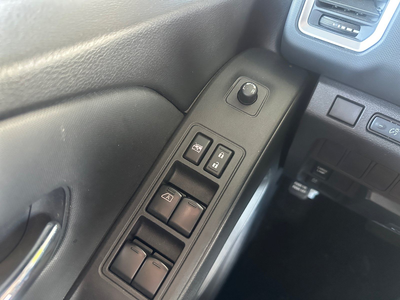 Used 2024 Nissan Frontier SV RWD image 16