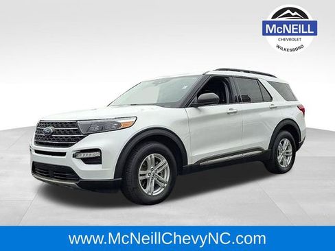 Used 2023 Ford Explorer XLT w/ Equipment Group 202A image 3