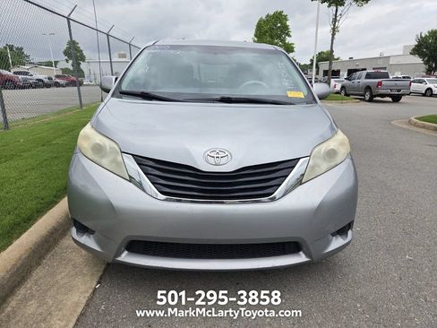 Used 2013 Toyota Sienna LE FWD image 2