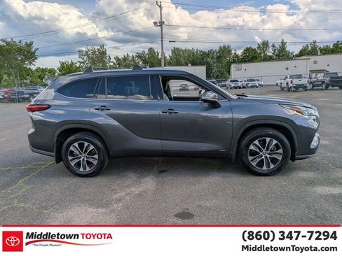 Used 2020 Toyota Highlander XLE AWD/4WD image 2